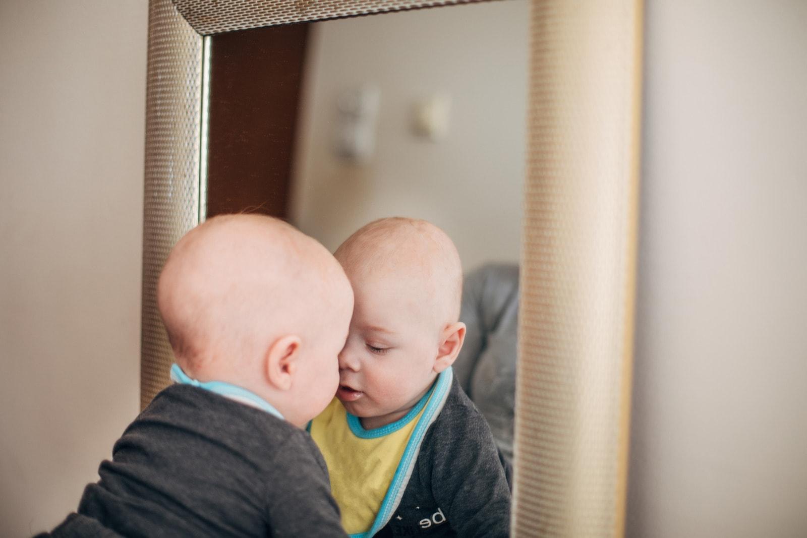 Les jeux de miroir pour favoriser la découverte de soi et le développement de l'estime de soi