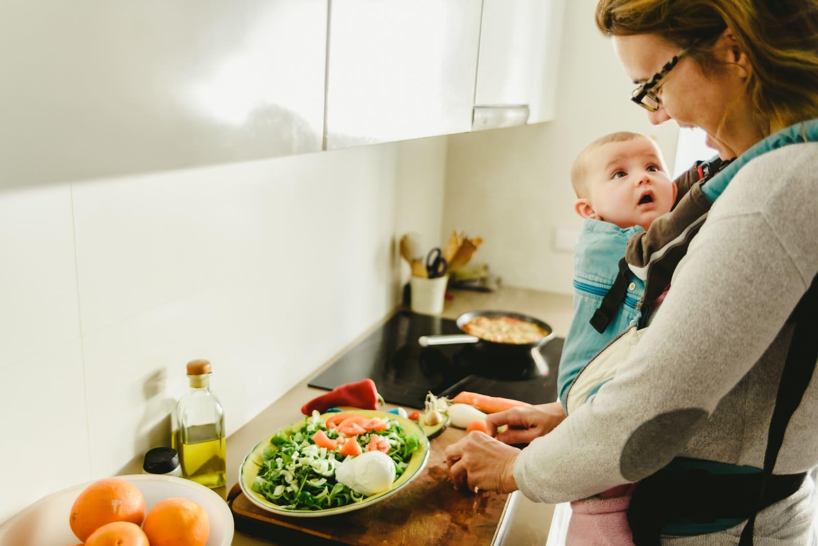 Les activités de cuisine simples pour encourager l'autonomie et l'apprentissage des textures et des goûts